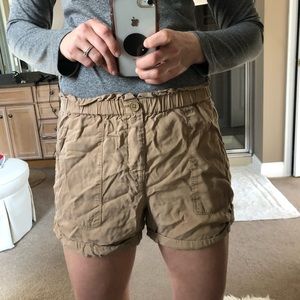 Khaki elastic shorts
